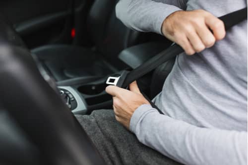 Hombre abrocharse el cinturón de seguridad, los cinturones de seguridad y el concepto de accidentes automovilísticos